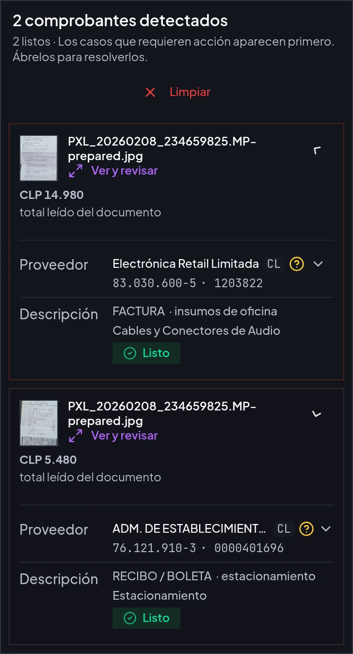 Vista móvil de los mismos dos comprobantes revisados, con datos del proveedor desplegados y acciones Ver y revisar