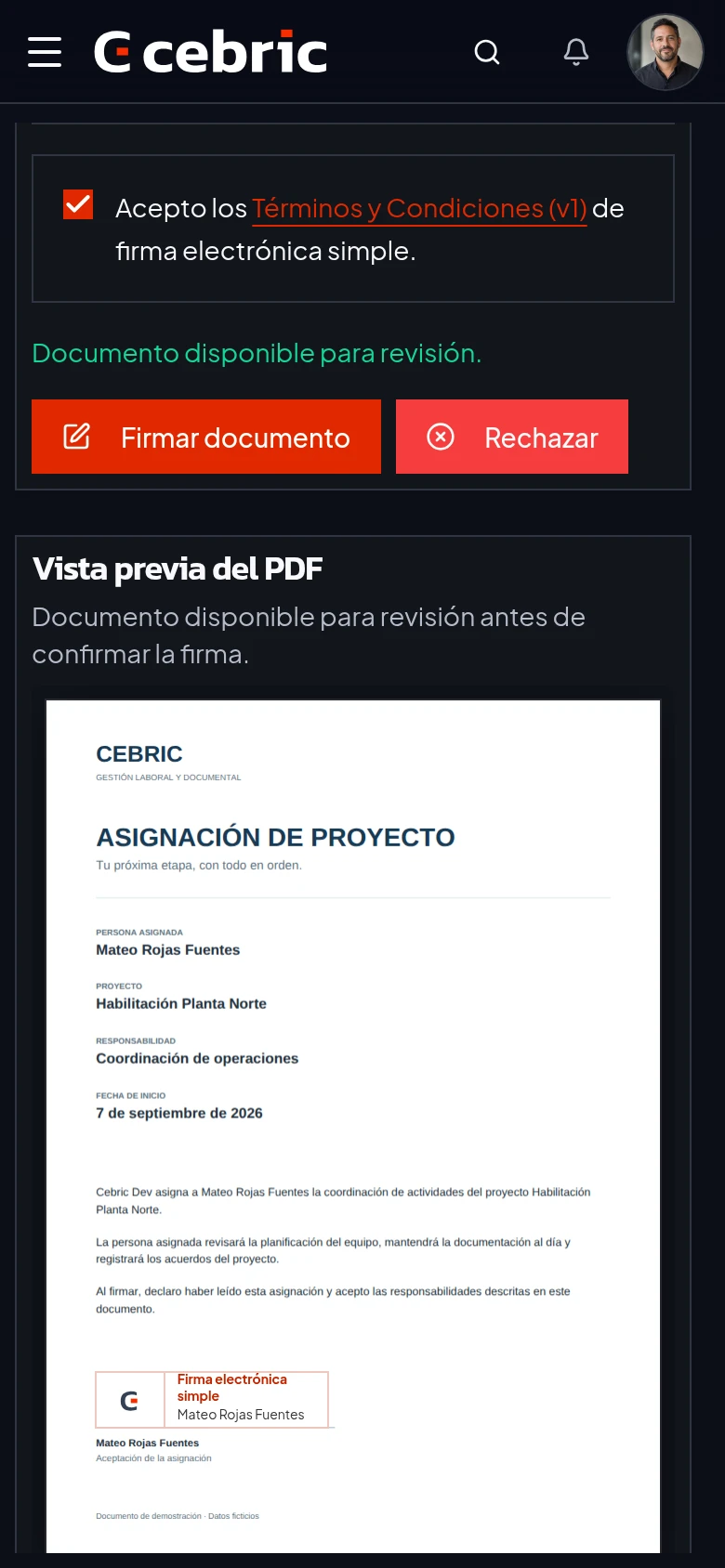 Pantalla móvil con consentimiento marcado, vista previa del PDF y acciones de firmar y rechazar habilitadas; firma aún sin confirmar
